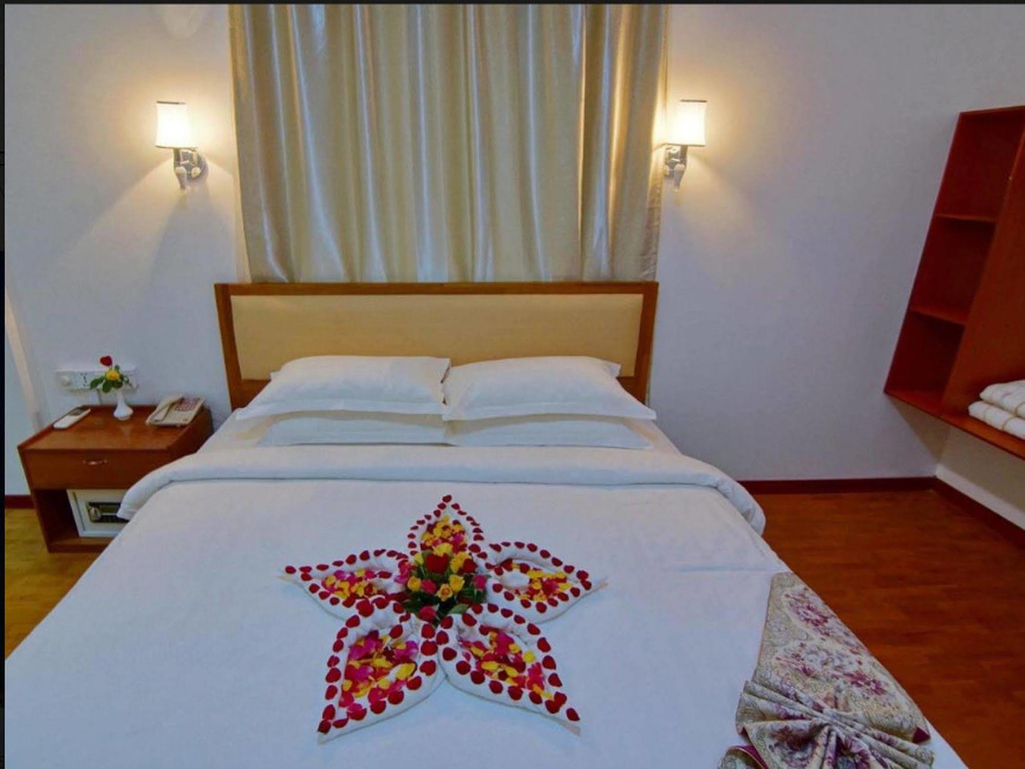Wilson Hotel Mandalay Esterno foto