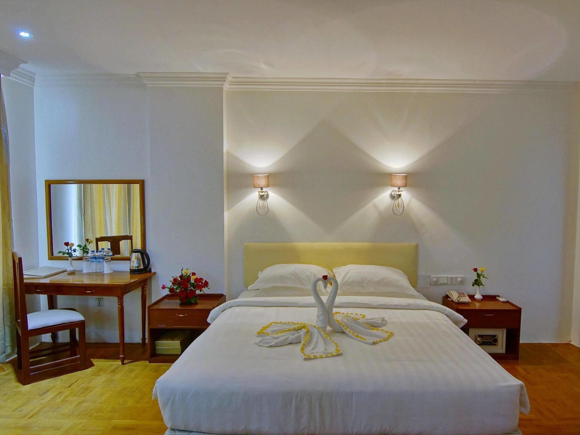 Wilson Hotel Mandalay Esterno foto