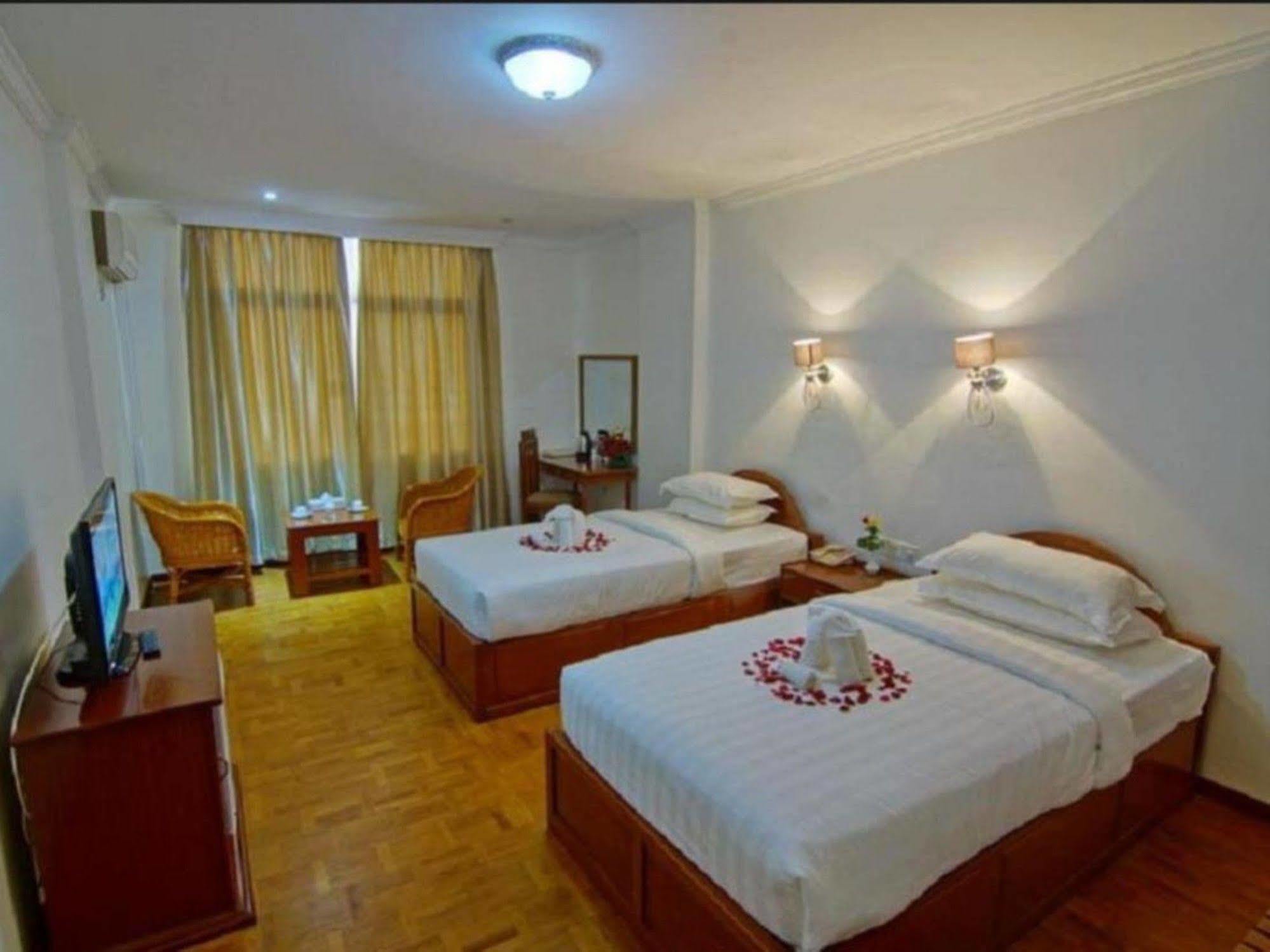 Wilson Hotel Mandalay Esterno foto
