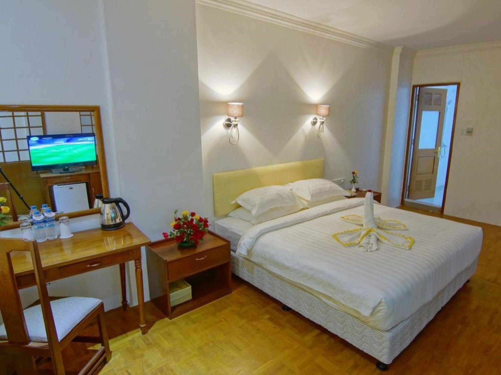 Wilson Hotel Mandalay Esterno foto
