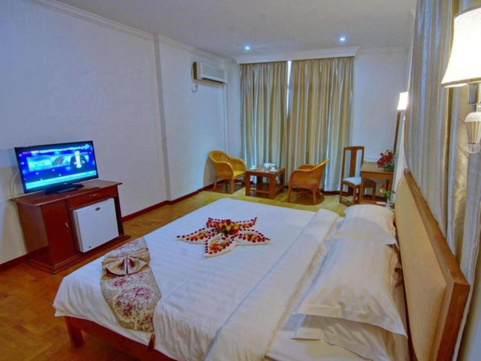 Wilson Hotel Mandalay Esterno foto