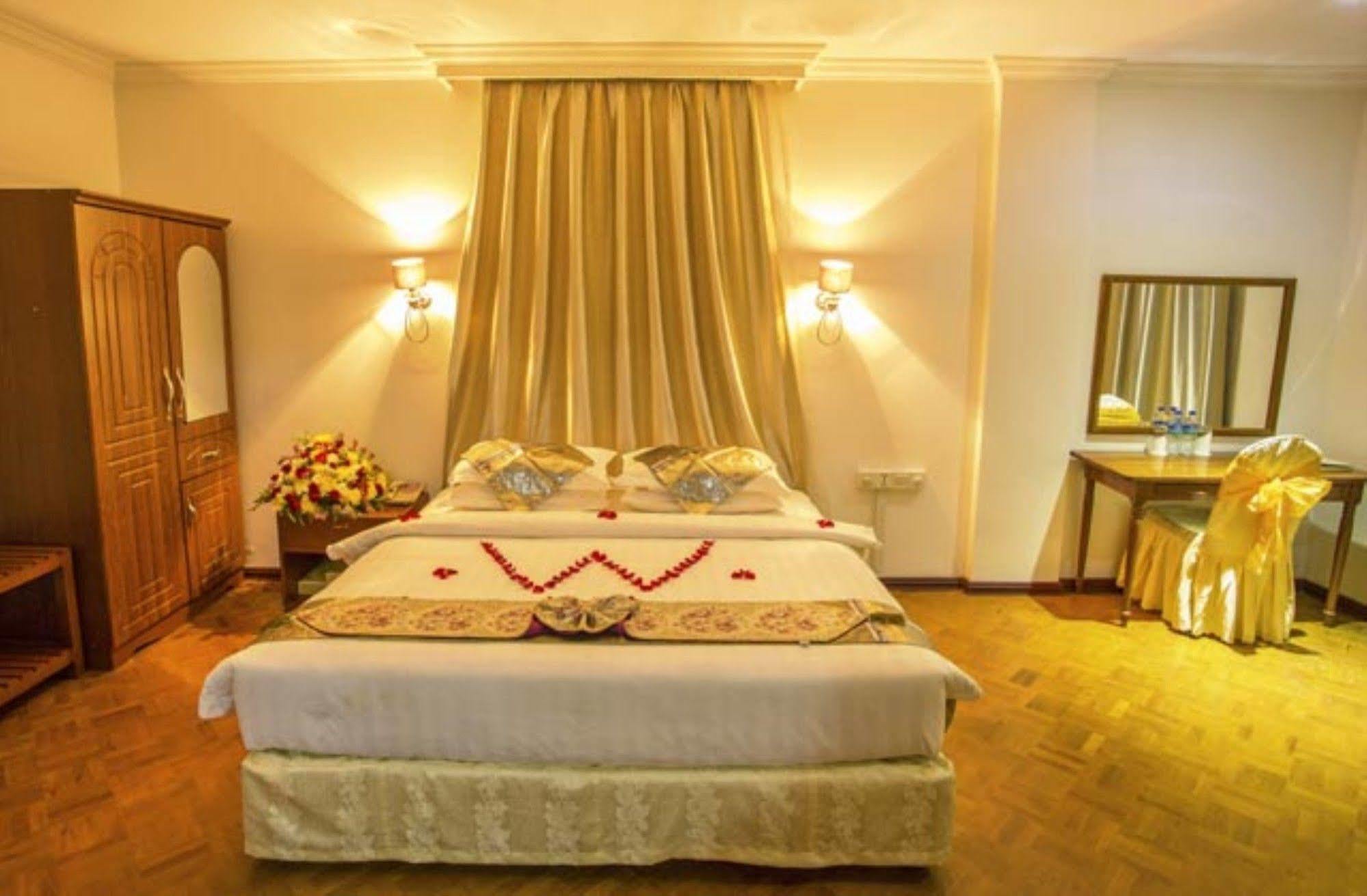 Wilson Hotel Mandalay Esterno foto
